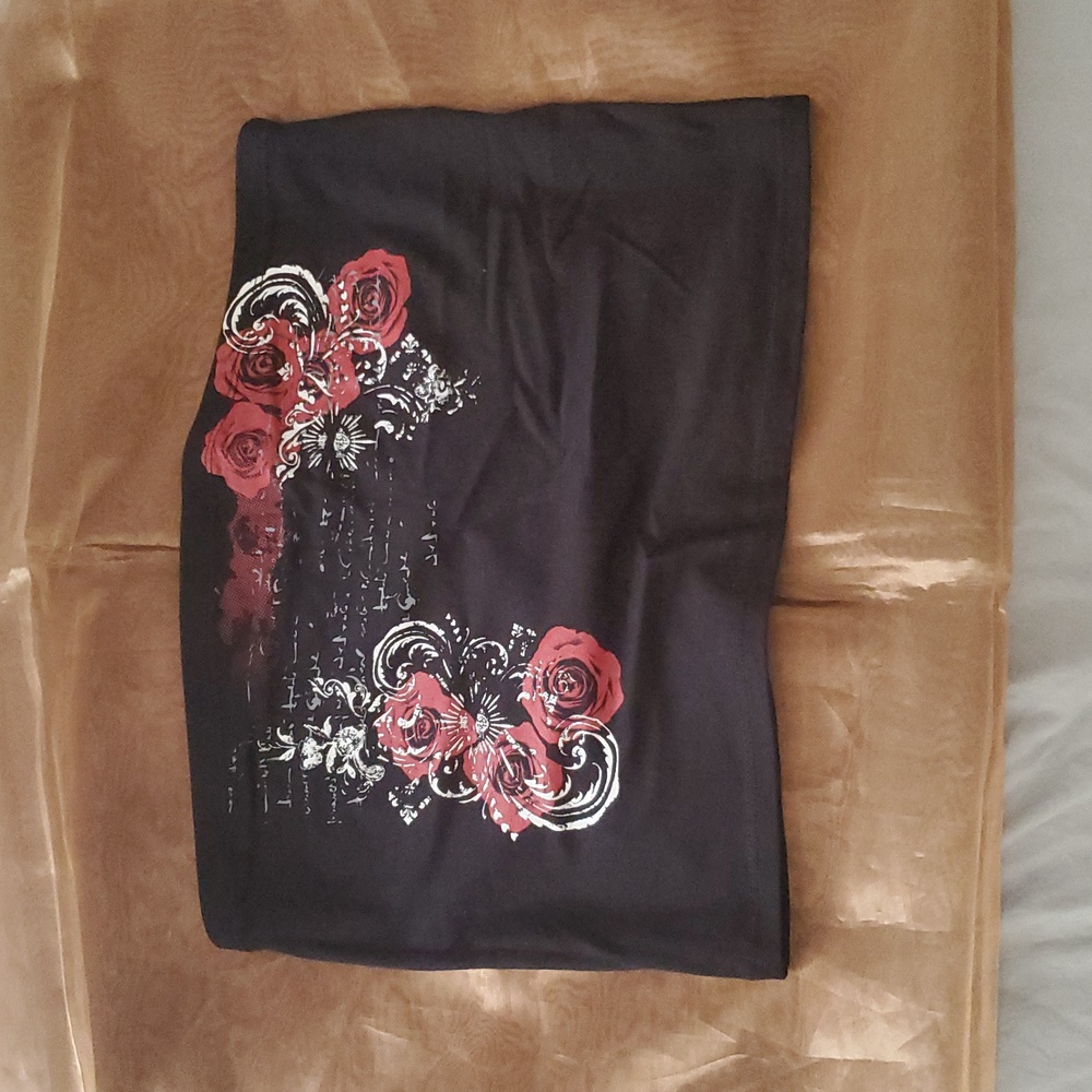 *NWT* Hot Topic Roses And Filigree Black Tube Top with Red Floral Design - Picture 2 of 10